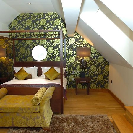 The Bear'S Paw Hotel Warmingham Exterior photo A suite at the hotel