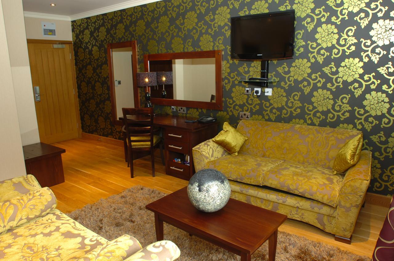 The Bear'S Paw Hotel Warmingham Exterior photo A suite at the hotel
