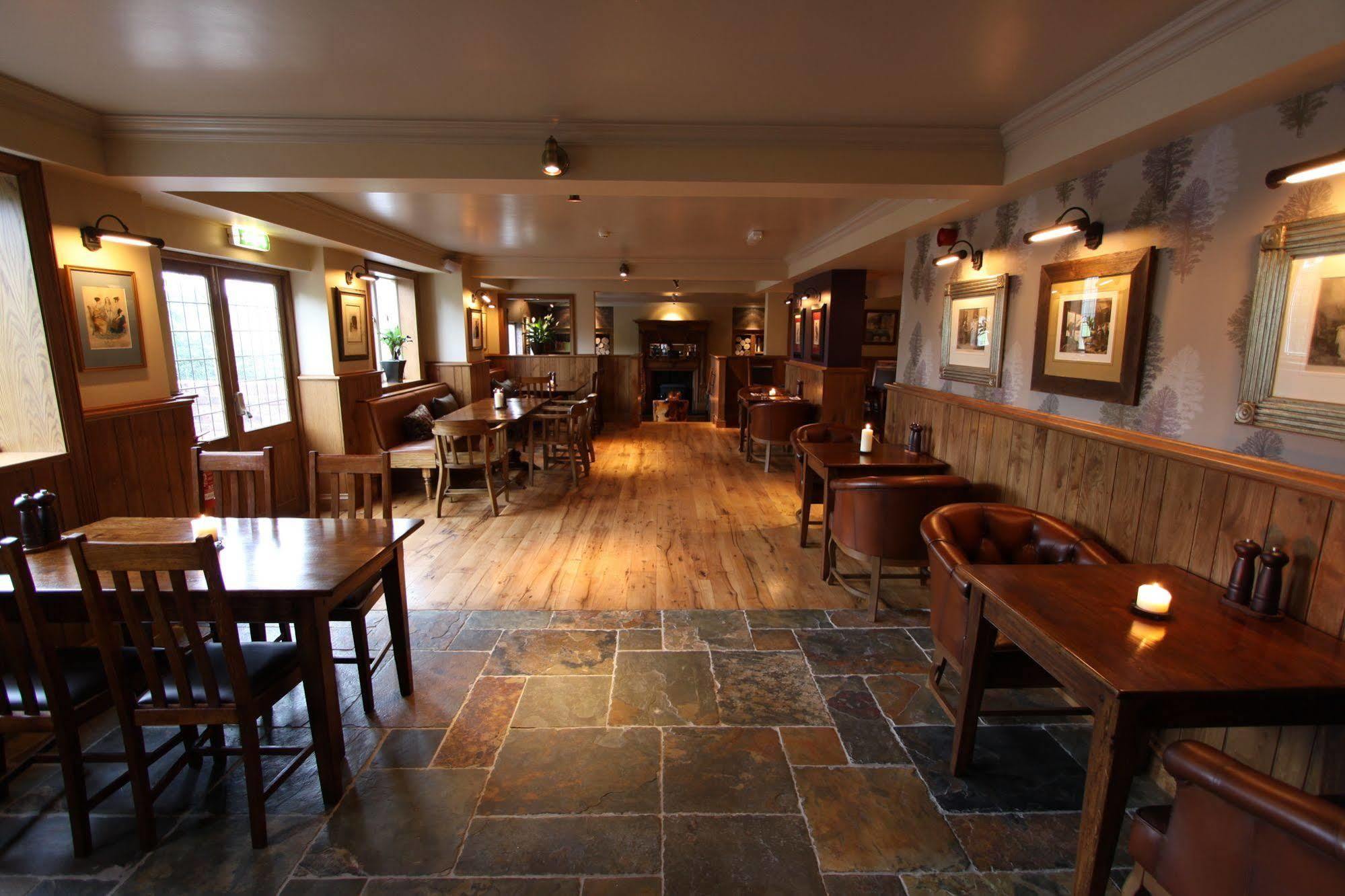 The Bear'S Paw Hotel Warmingham Exterior photo The interior of the pub